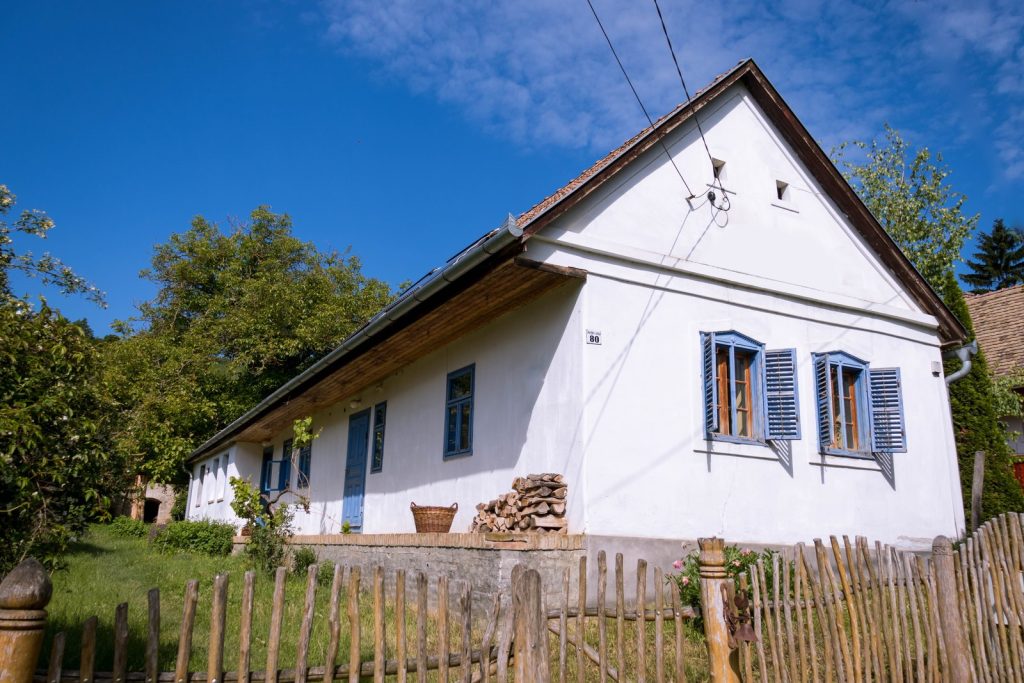 Fehér ház kék zsalugáterrel